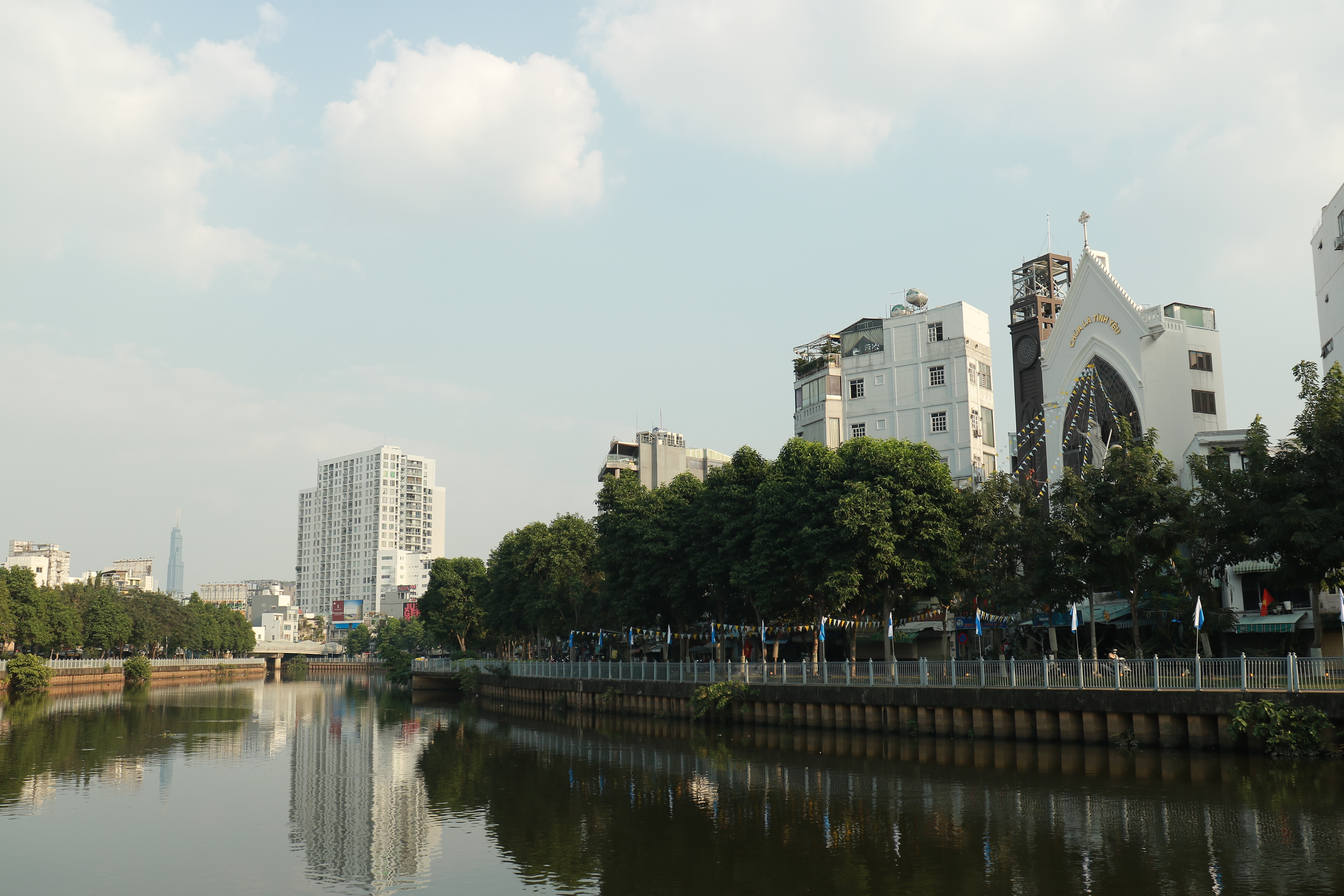 Nét đẹp nhà thờ bên bờ kênh